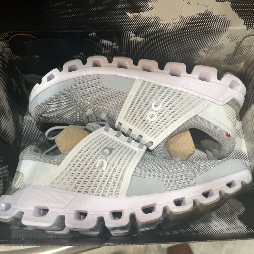 New in box on running cloudswift sneaker shoes